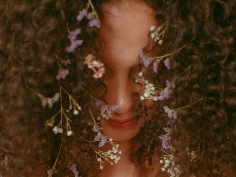 Conseils pratiques pour prendre soin de vos cheveux naturellement